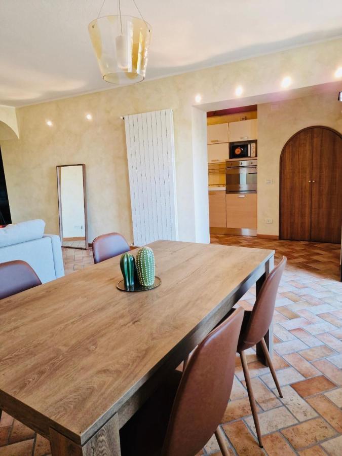 Thomas' Castle Apartment Pozzolengo Bagian luar foto