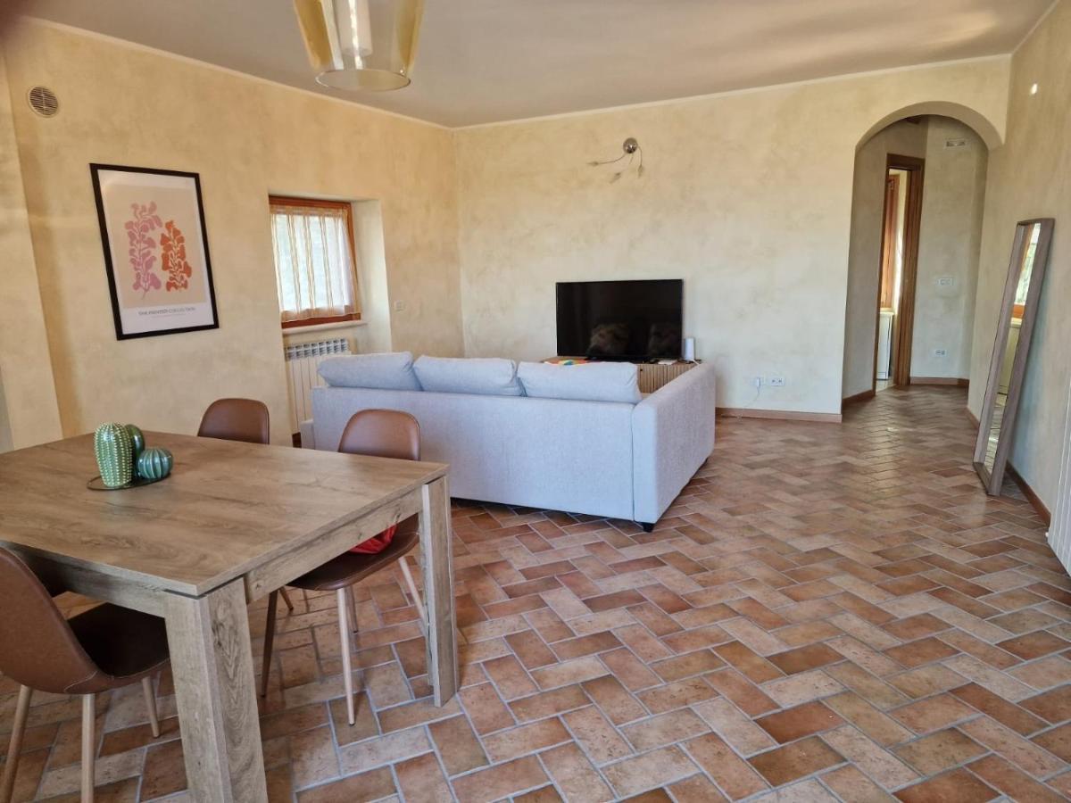 Thomas' Castle Apartment Pozzolengo Bagian luar foto