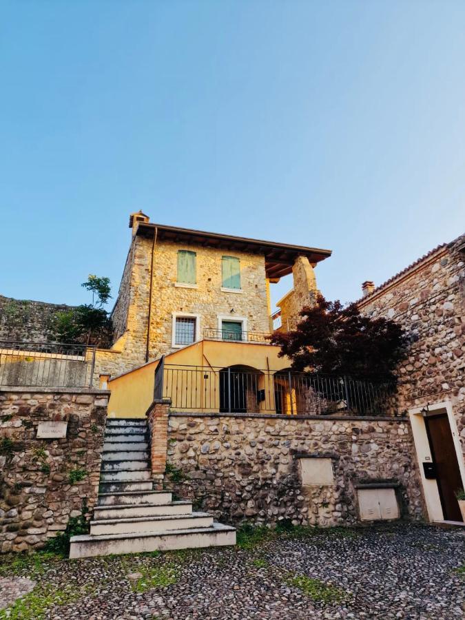 Thomas' Castle Apartment Pozzolengo Bagian luar foto