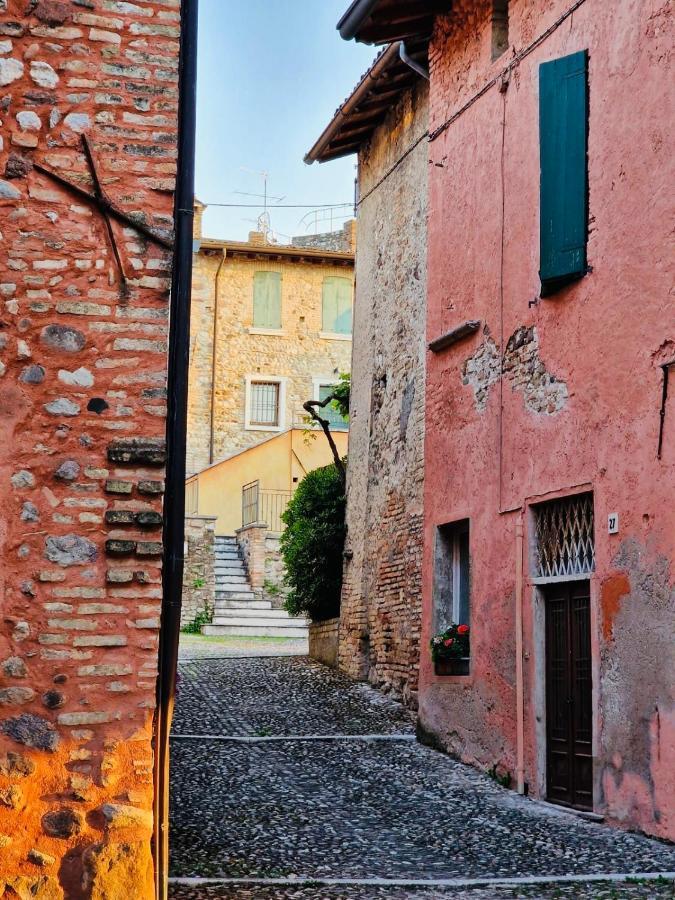 Thomas' Castle Apartment Pozzolengo Bagian luar foto