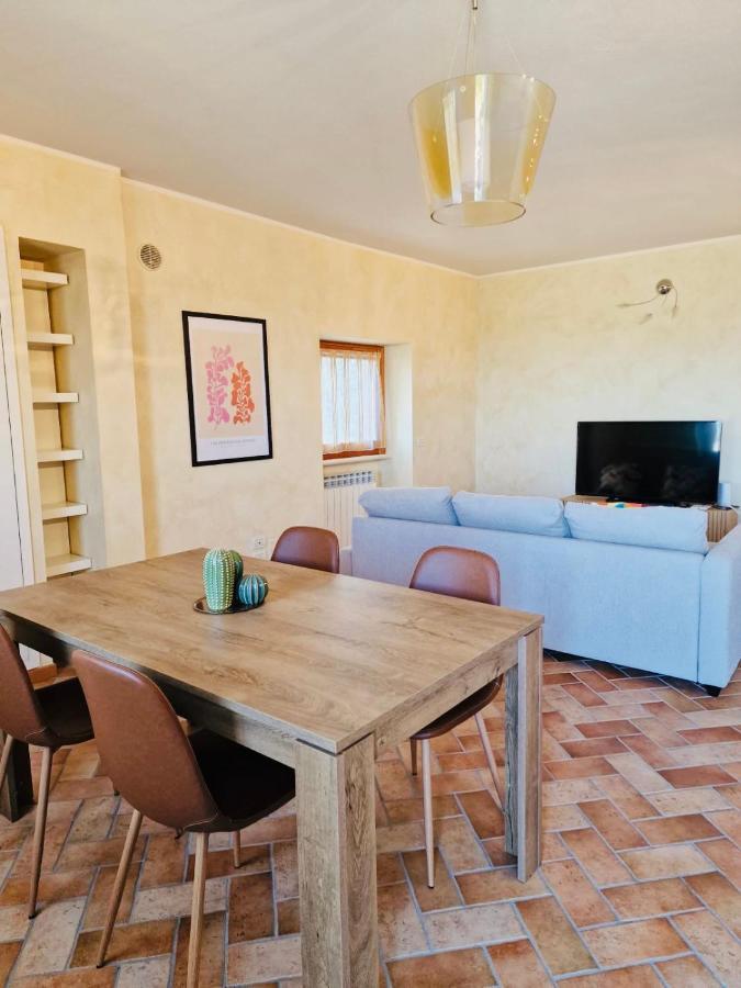 Thomas' Castle Apartment Pozzolengo Bagian luar foto