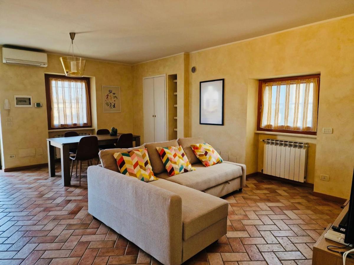 Thomas' Castle Apartment Pozzolengo Bagian luar foto