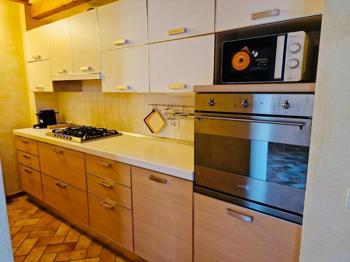 Thomas' Castle Apartment Pozzolengo Bagian luar foto