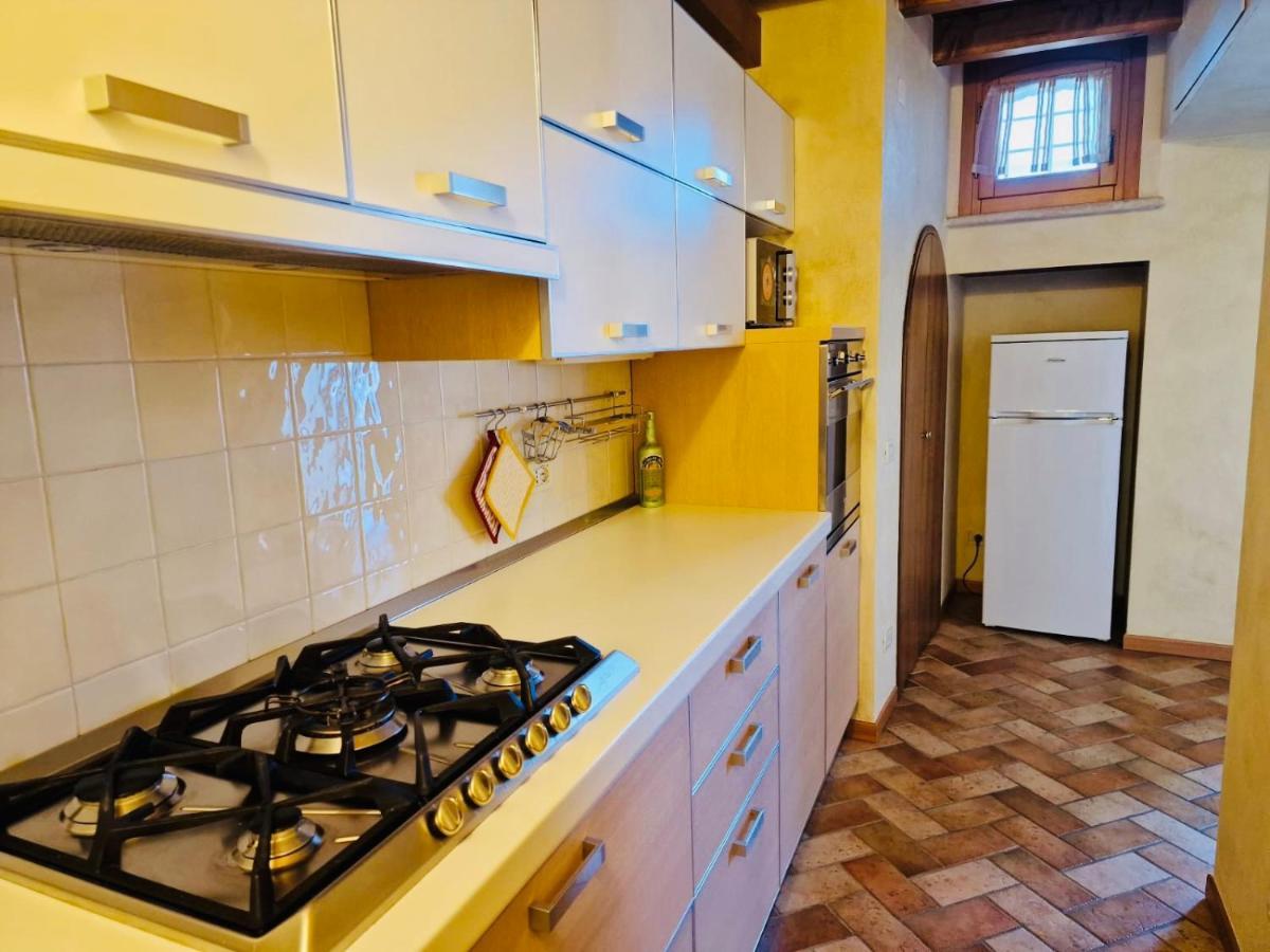 Thomas' Castle Apartment Pozzolengo Bagian luar foto